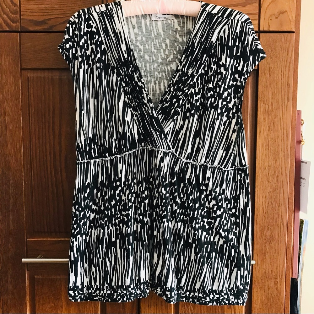 Calvin Klein Short Sleeve Top ⭐️SALE 3/$20⭐️
